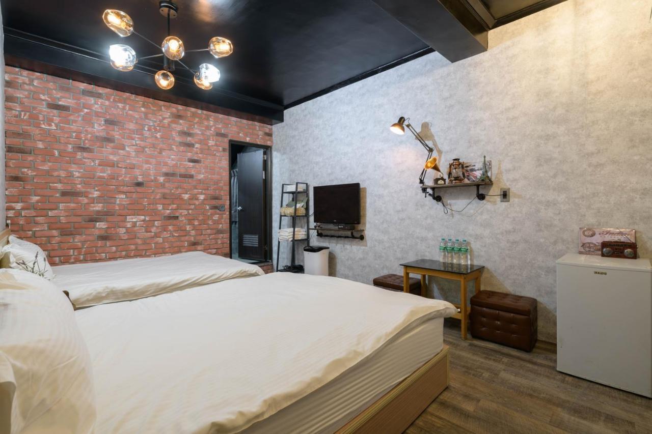 羅東夜市 小宅一生民宿 Night Market Small House Lifetime Hotel Лодун Экстерьер фото
