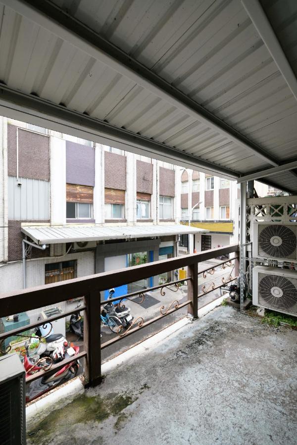 羅東夜市 小宅一生民宿 Night Market Small House Lifetime Hotel Лодун Экстерьер фото