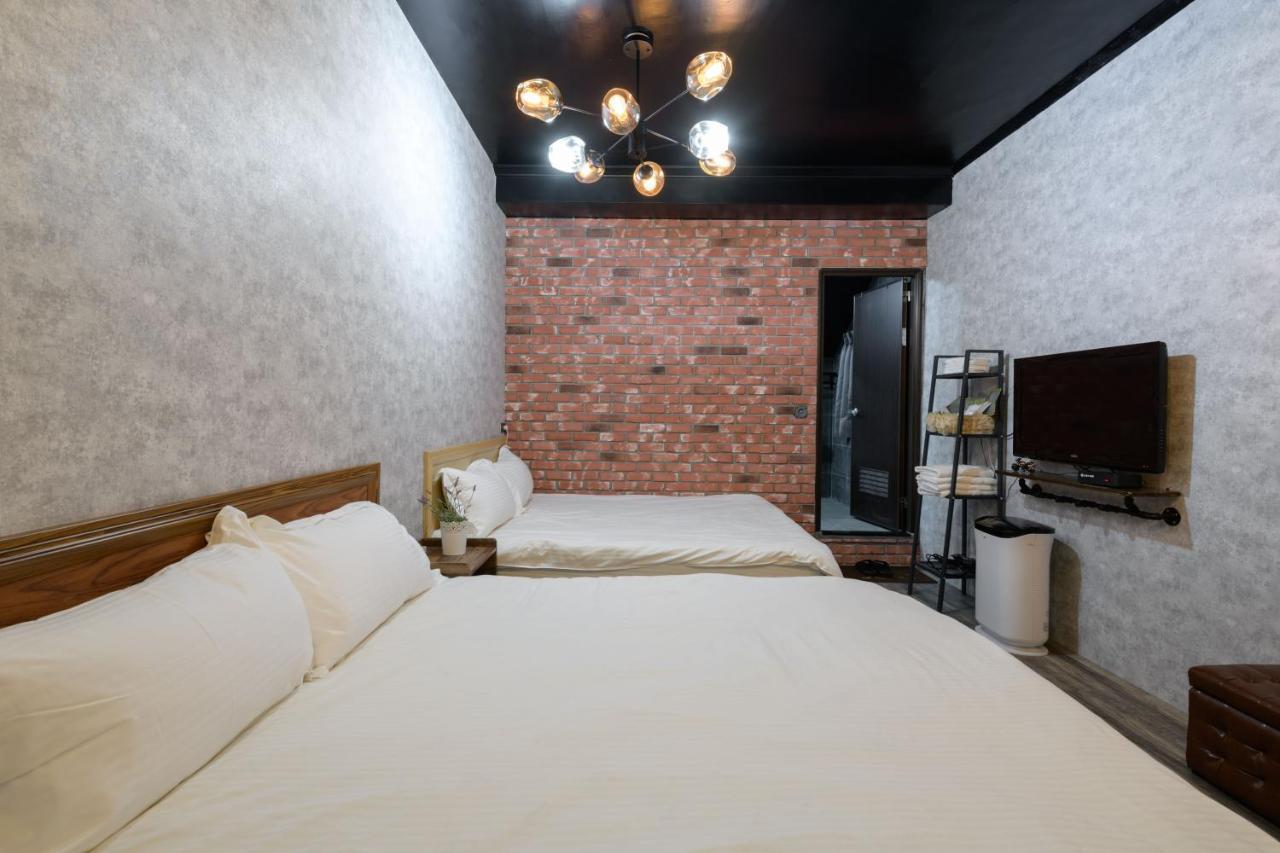 羅東夜市 小宅一生民宿 Night Market Small House Lifetime Hotel Лодун Экстерьер фото